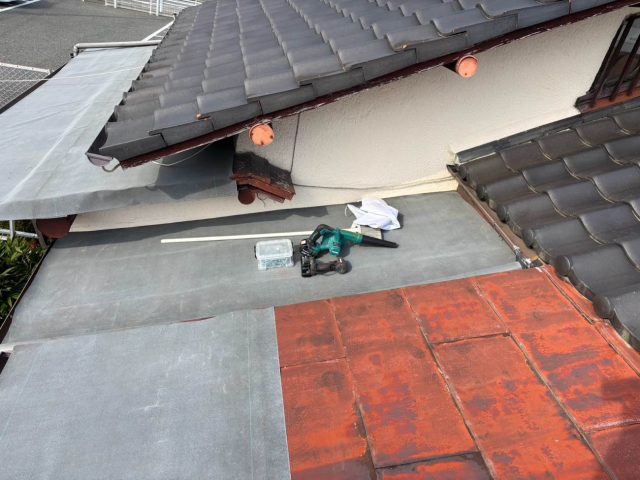 太宰府市で屋根下地の補修と防水紙敷設