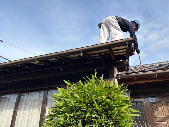 太宰府市で雨漏りを調査する職人