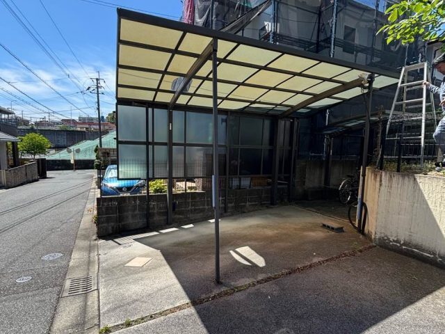 【太宰府市】カーポート屋根の破損を調査｜強風と経年劣化によるポリカ板の割れ・穴あきを確認