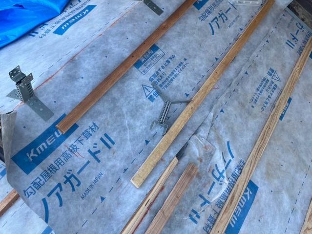 筑紫野市の葺き替え工事で敷かれた防水紙