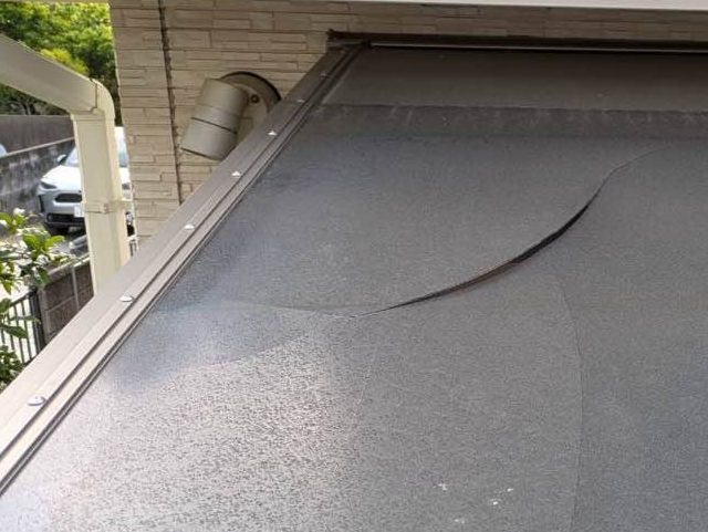 【太宰府市】サンルーム屋根を調査｜強風により大きな亀裂が入った状態を確認