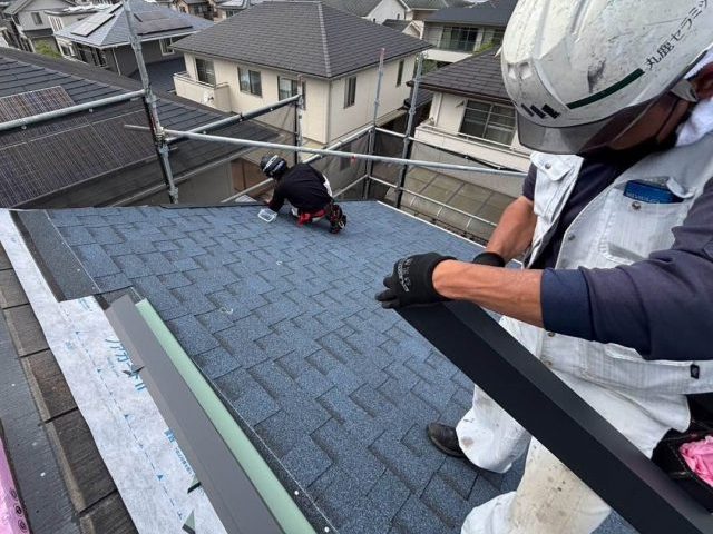 筑紫野市でオークリッジスーパーを施工中の職人