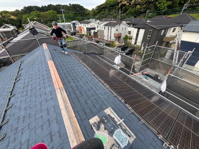 筑紫野市でオークリッジスーパーで屋根カバー工事｜太陽光パネルも含めた劣化対策