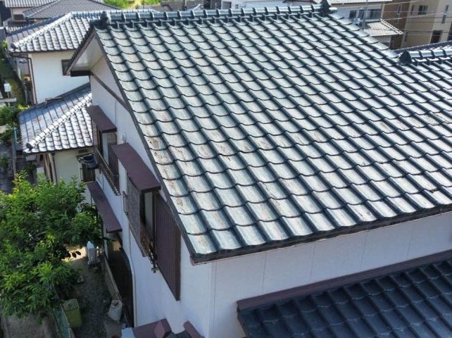 小郡市で塗装が剥がれた原因を調査｜瓦の劣化を確認し軽量の屋根葺き替えを検討