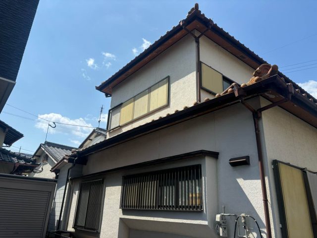 小郡市で瓦屋根の雨漏り調査｜天井の雨染み、外壁の取り合い部に隙間を確認