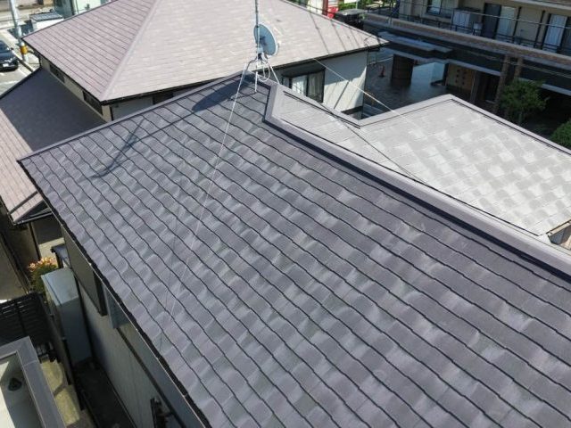 【小郡市】雨漏り調査でスレート屋根の色褪せと劣化が判明｜最適なカバー工事