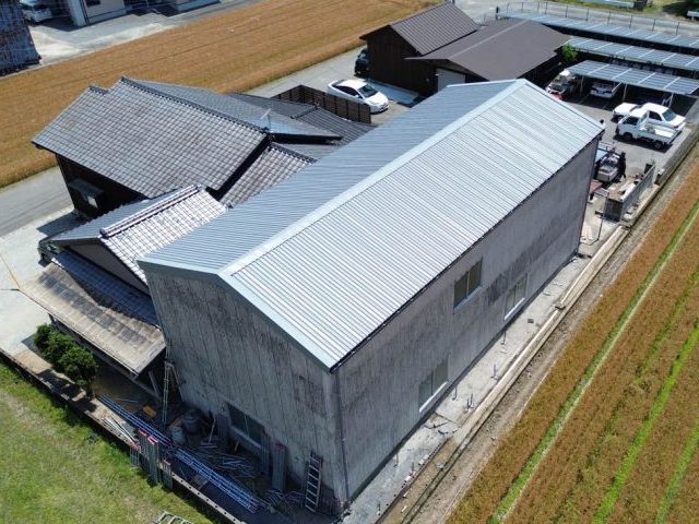 【小郡市】倉庫の雨漏り対策で屋根カバー工事｜板金施工から完成までを紹介