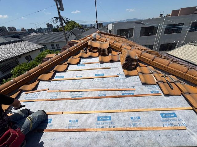 【小郡市】瓦屋根の葺き直しと板金カバー工事｜取り合い部からの雨漏りを改善