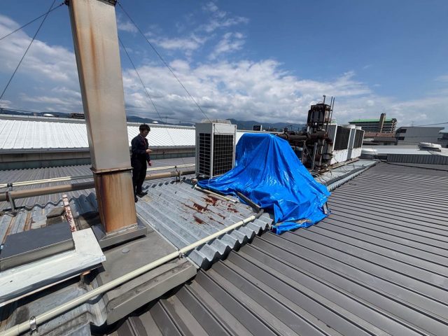 【筑紫野市】工場の雨漏り調査｜金属折板屋根のサビからの漏水で被害拡大化