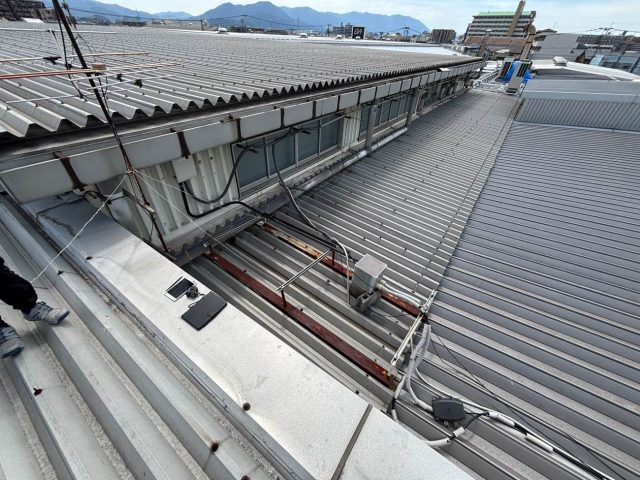 筑紫野市の工場屋根で雨漏りを調査