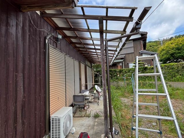 【太宰府市】ベランダ屋根・カーポートのポリカ波板交換と雨樋補修工事で強風被害を解決