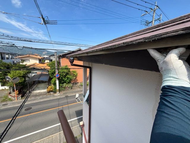 太宰府市の雨樋修理の様子