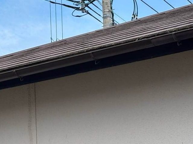 【太宰府市】破損した雨樋を部分修理｜スレート屋根の戸建て住宅で雨水の流れを改善