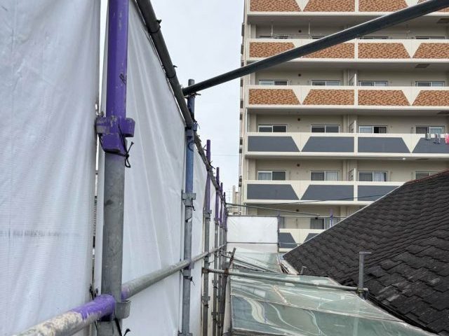 小郡市の空き家に足場と養生シート設置