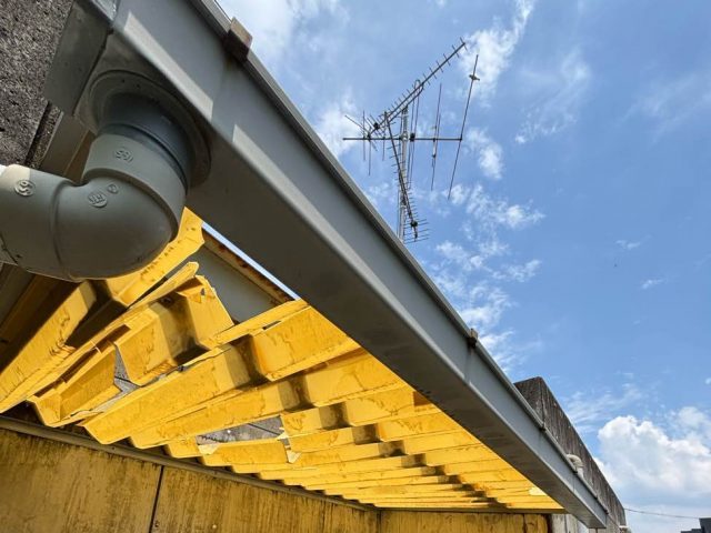 小郡市の破損したベランダ屋根