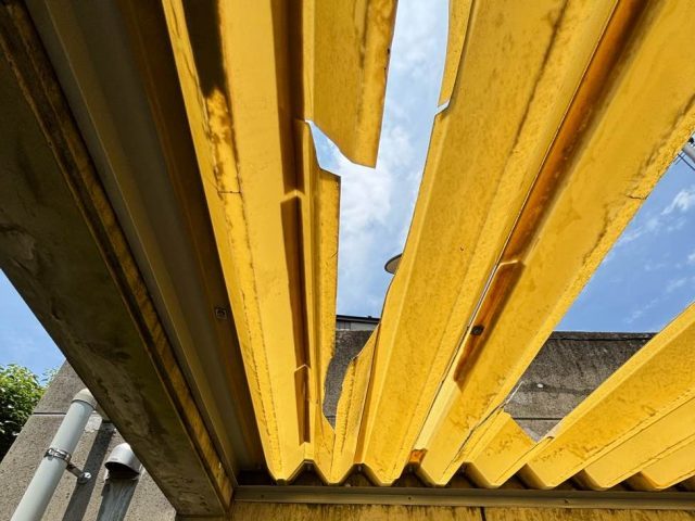 小郡市のベランダ屋根の穴あき
