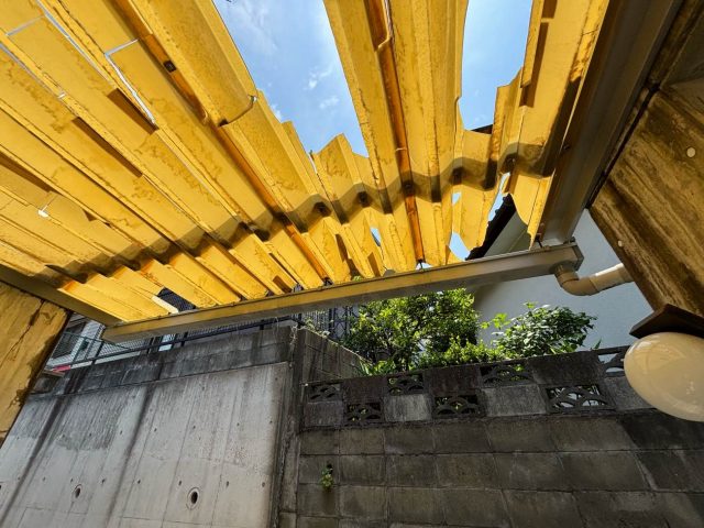 小郡市の穴があいたベランダ屋根
