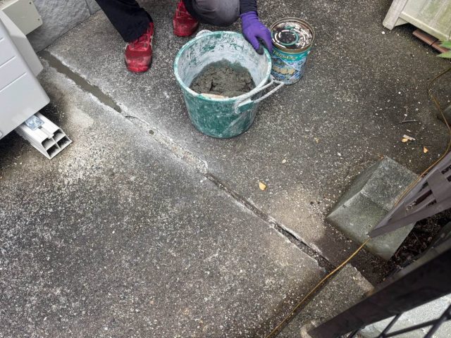 小郡市で土間の補修作業中