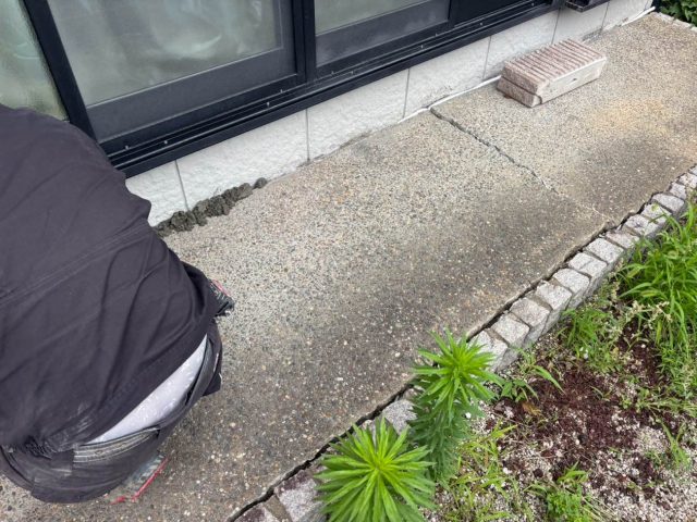 小郡市で補修材を充填しているところ