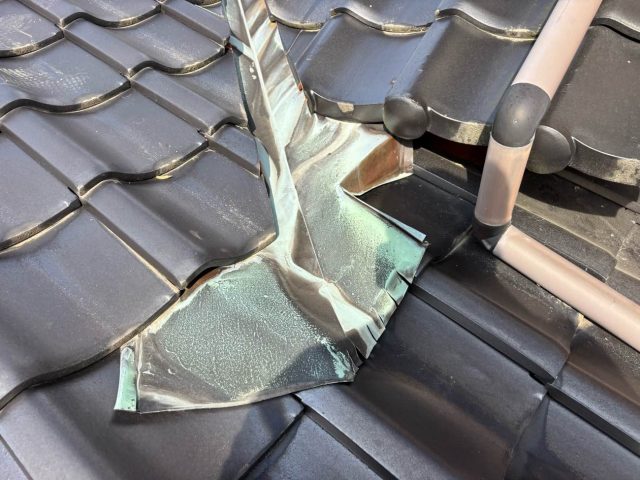 【筑紫野市】瓦屋根の雨漏り調査｜谷板金の変色や歪み、壁際板金の隙間を確認