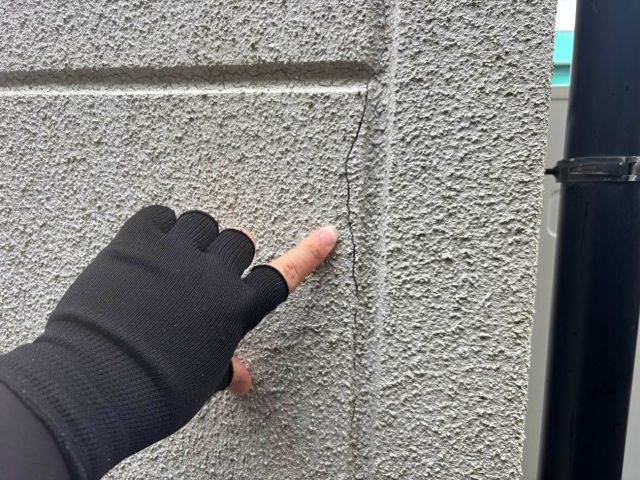筑紫野市の調査で見つかった外壁のひび割れ