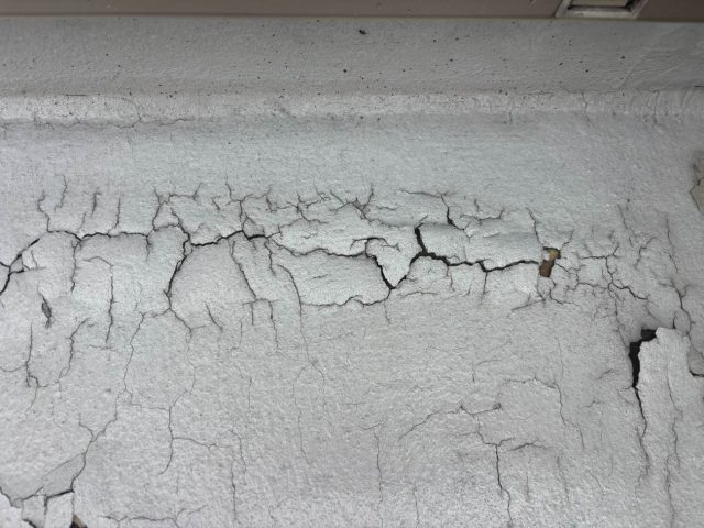 筑紫野市でベランダ防水層のひび割れ