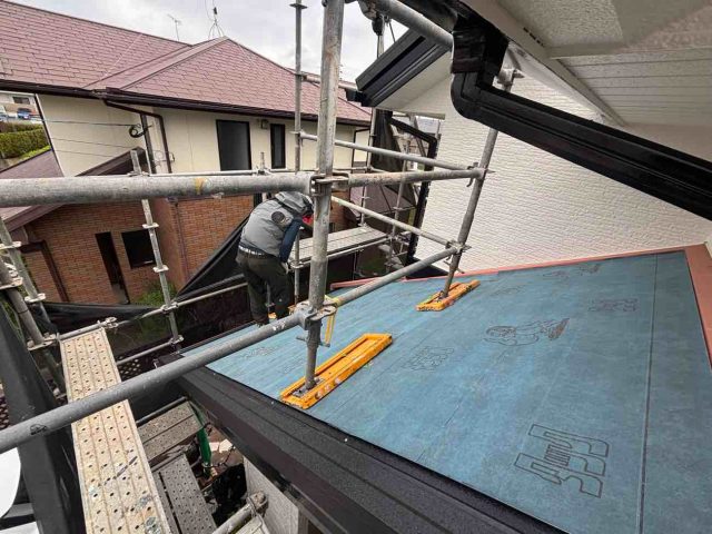 太宰府市で防水紙を敷いている職人