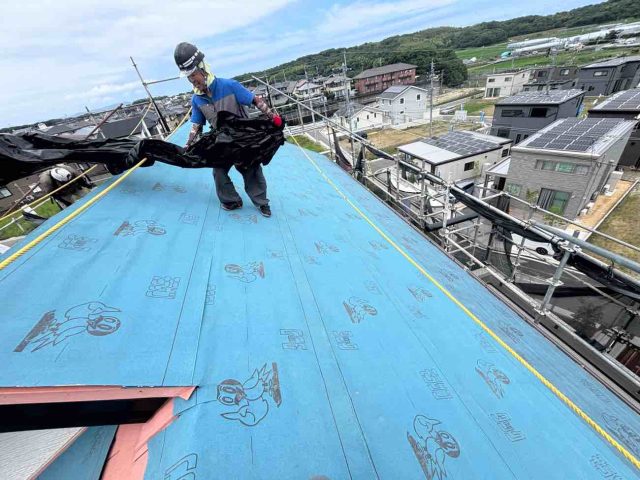 【太宰府市】屋根の老朽化対策でのカバー工法｜防水シート敷設までの工程を紹介