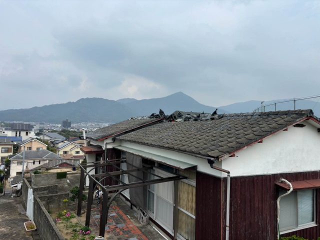 【筑紫野市】台風後に雨漏りした平屋を調査｜防水シートで応急処置された瓦屋根