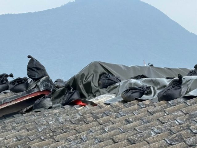 筑紫野市でシートを被せた瓦屋根