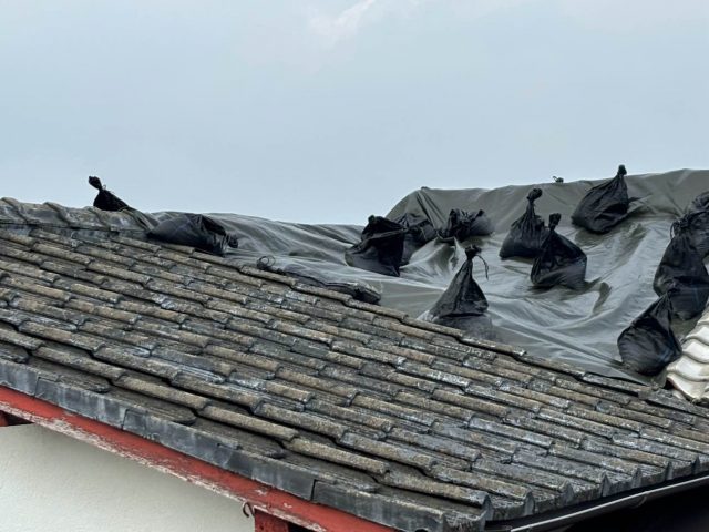 筑紫野市の雨漏りした瓦屋根に被せたシート