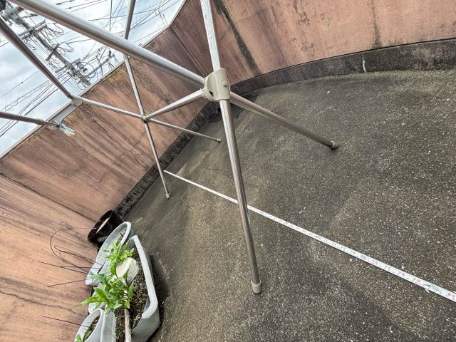 【小郡市】医院で雨漏り調査｜バルコニーにてひび割れの発生を確認