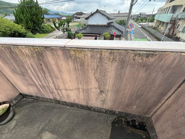小郡市でバルコニーのひび割れを確認