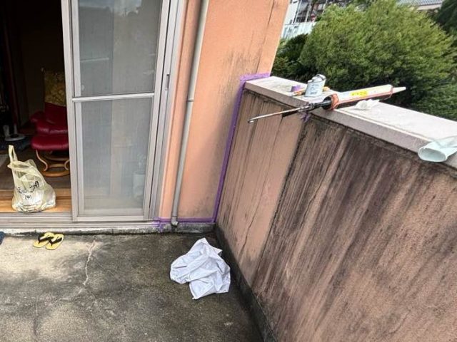 小郡市でコーキング補修作業中