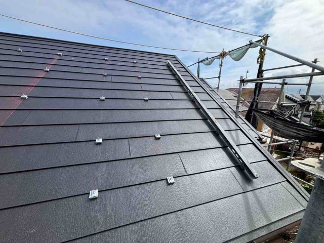 【太宰府市】屋根カバー工事が完了｜新しい屋根材を施工し太陽光パネルを復旧