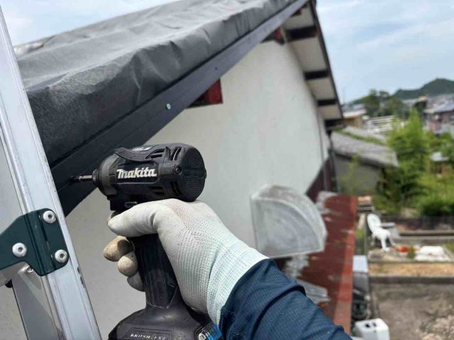 【筑紫野市】雨漏り対策で防水シートを上貼り｜ビスでしっかり固定する防水施工