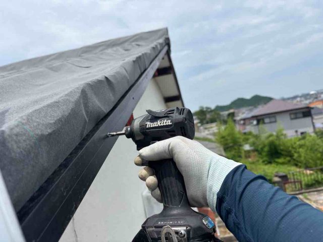 筑紫野市で防水シートをビスどめ