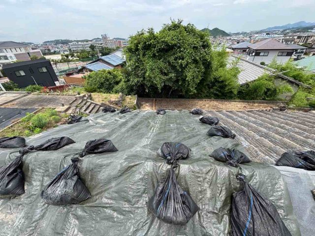 筑紫野市で応急的にシートを被せた屋根