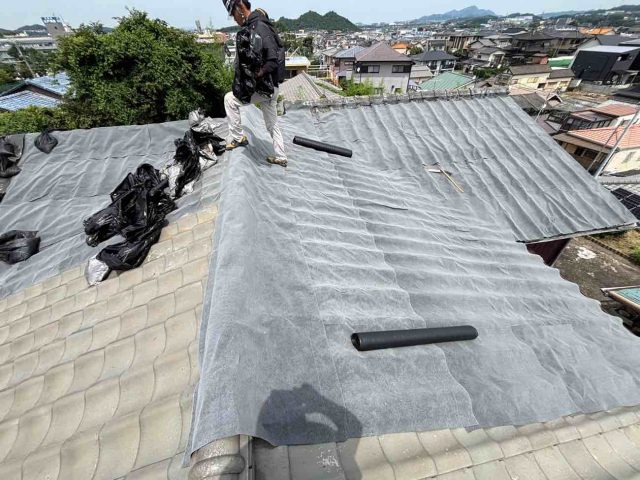 筑紫野市で防水シート上貼りを行う職人