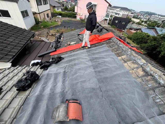 筑紫野市で防水シートを被せる職人