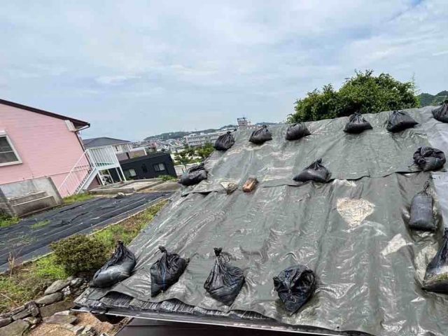 筑紫野市で応急的に屋根に重ねたシート