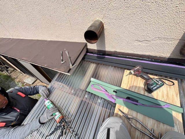 太宰府市で倉庫屋根を張り替え中