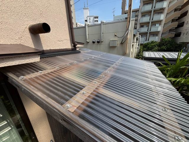 【太宰府市】強風で破損した倉庫のトタン屋根を樹脂製へ全面リニューアル