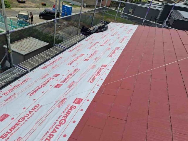 太宰府市のカバー工事で防水紙施工