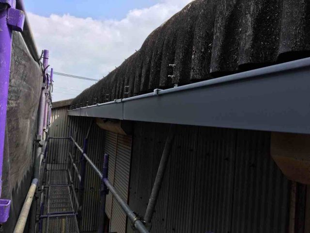 【筑紫野市】工場の雨樋破損を修繕｜排水不良による建物への影響を防ぐ復旧工事