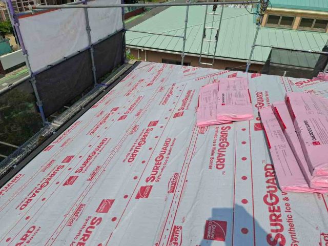 太宰府市にて屋根カバー工事｜老朽化したスレート屋根へ防水シートを敷設