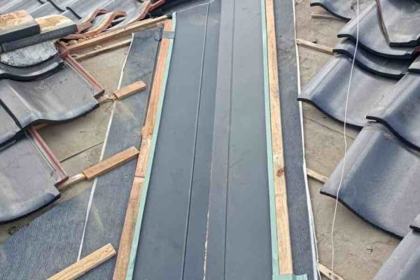 小郡市で新しい谷板金を設置