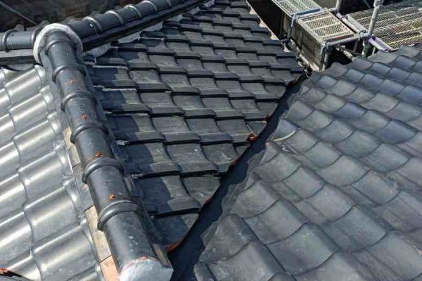小郡市で雨漏り修理｜錆びて変色した谷板金を交換し瓦屋根を改修