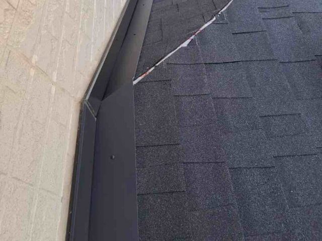 太宰府市で壁際板金を施工｜オークリッジスーパーの屋根と外壁の雨仕舞い