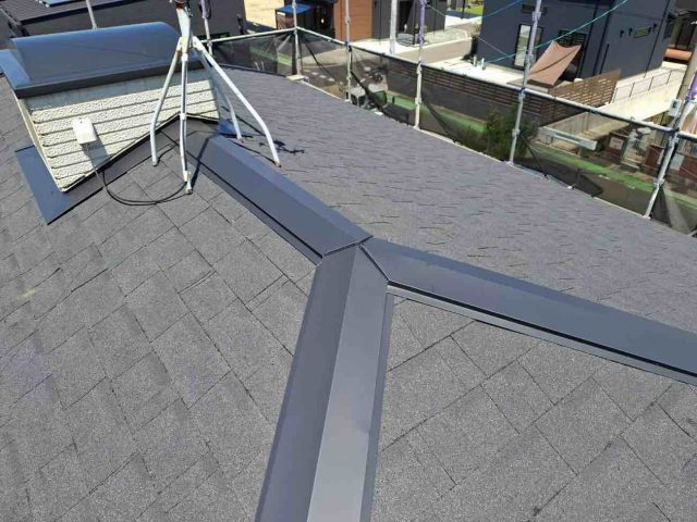太宰府市の屋根カバー工法｜オークリッジスーパーの施工から板金の仕上げまで